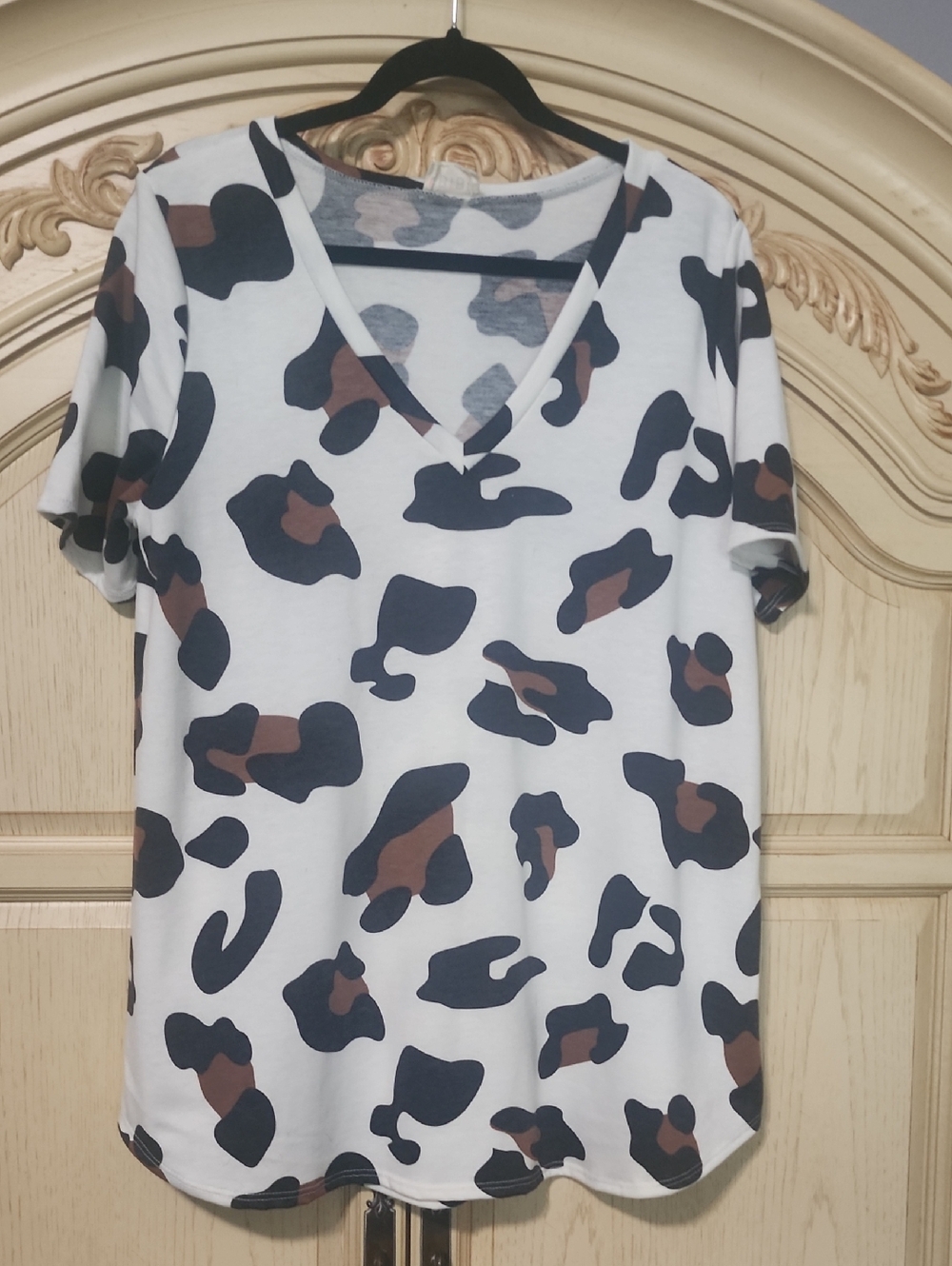 BiBi White V-Neck Short Sleeve Tee with Black and Brown Leopard Print
